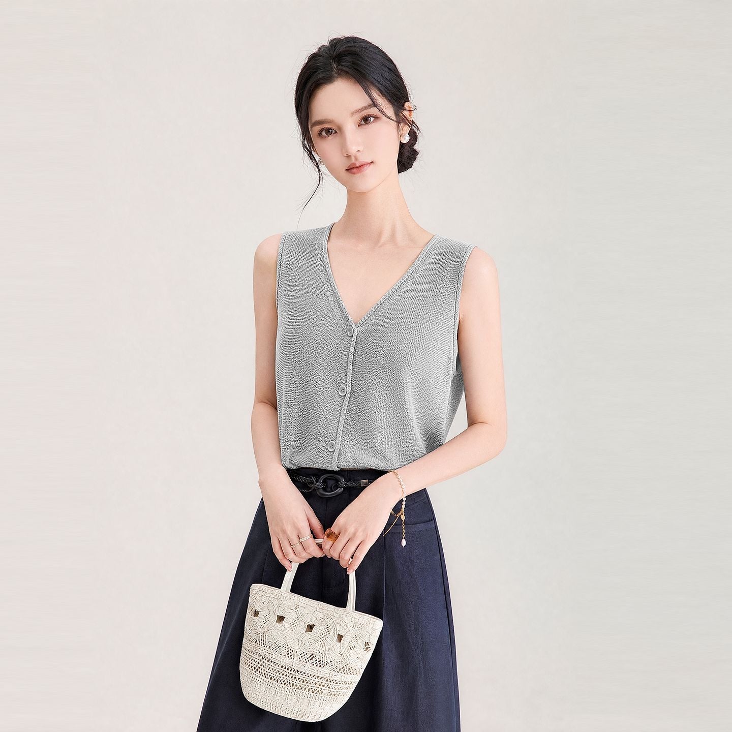 Elegant Color Sleeveless Knitted Vest V-Neck Fashionable Versatile Single Button Design Summer Women's Commute Style